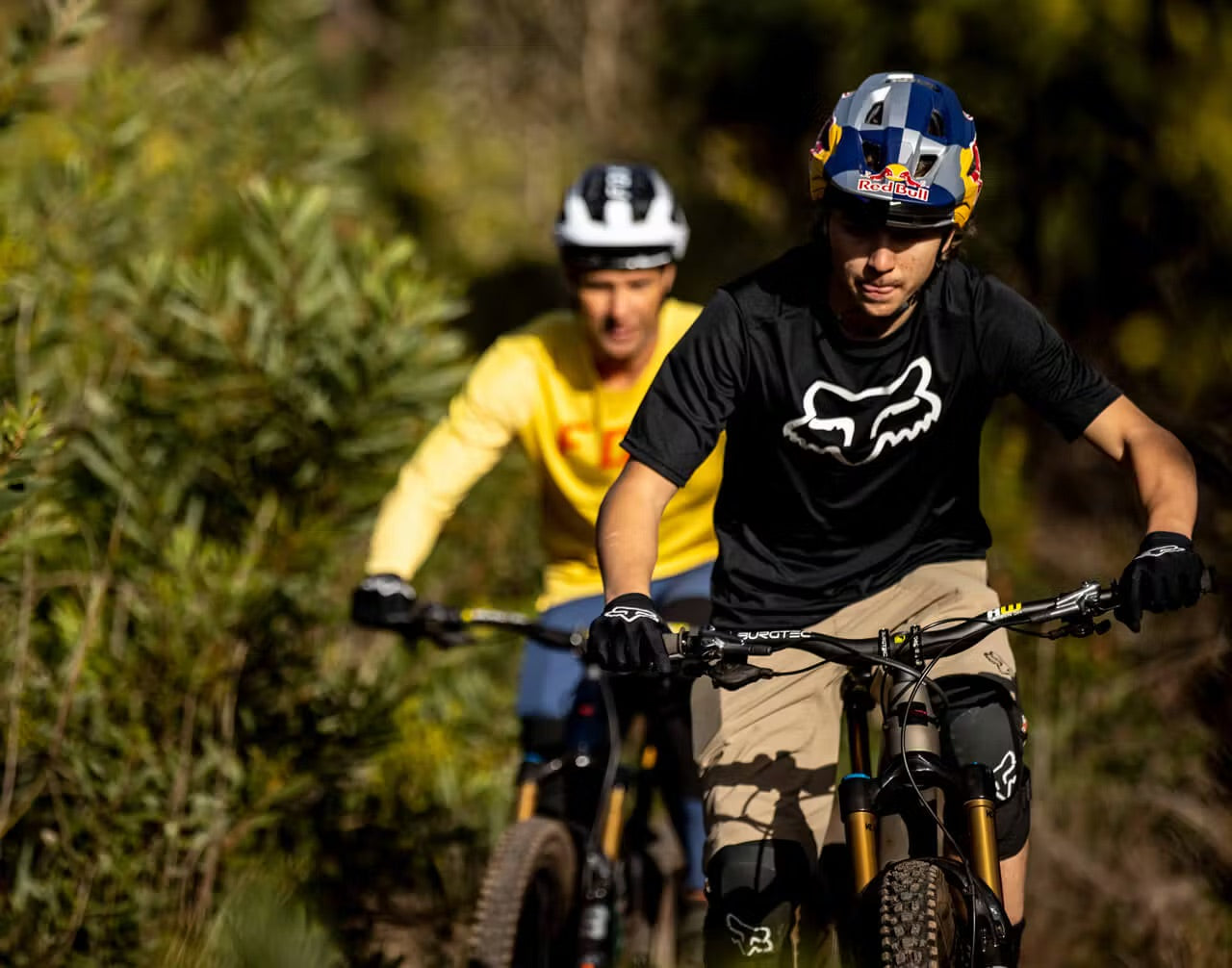 2 Syndicate riders pedaling their Santa Cruz Meagtowers